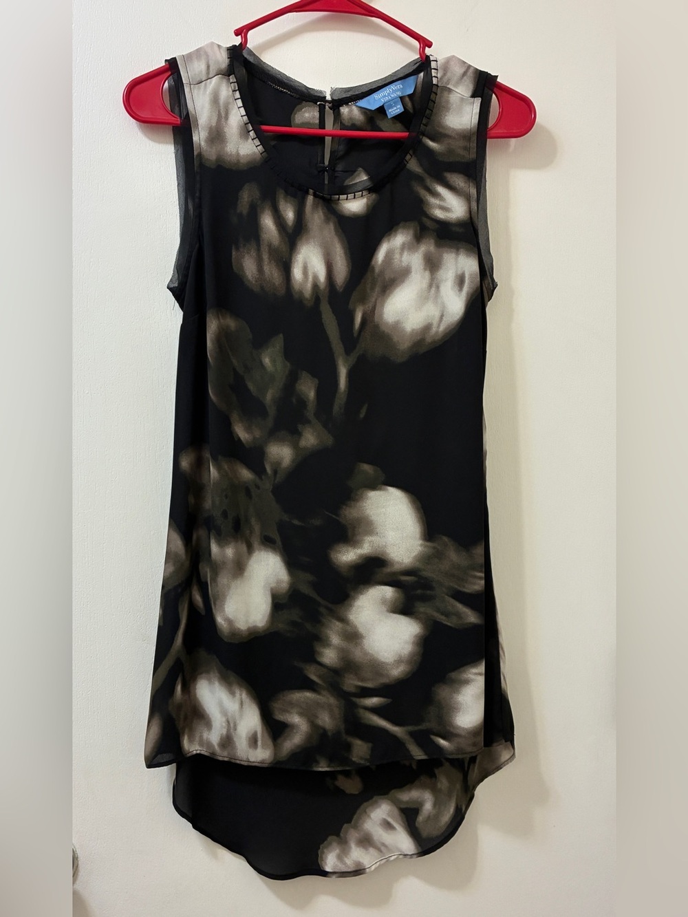 SIMPLY VERA WANG Womens Small
Sleeveless Blouse Tunic Blurred Flowers